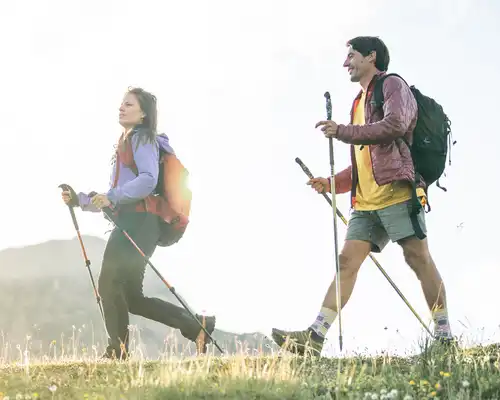 Couple de randonneurs heureux de parcourir la montagne à pied